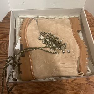 IZZIE LUGSOLE ANKLE BOOT in light natural